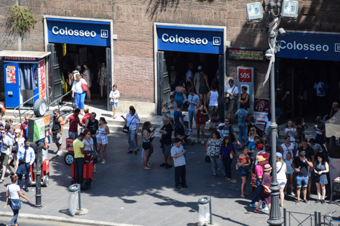 metro stop colosseum