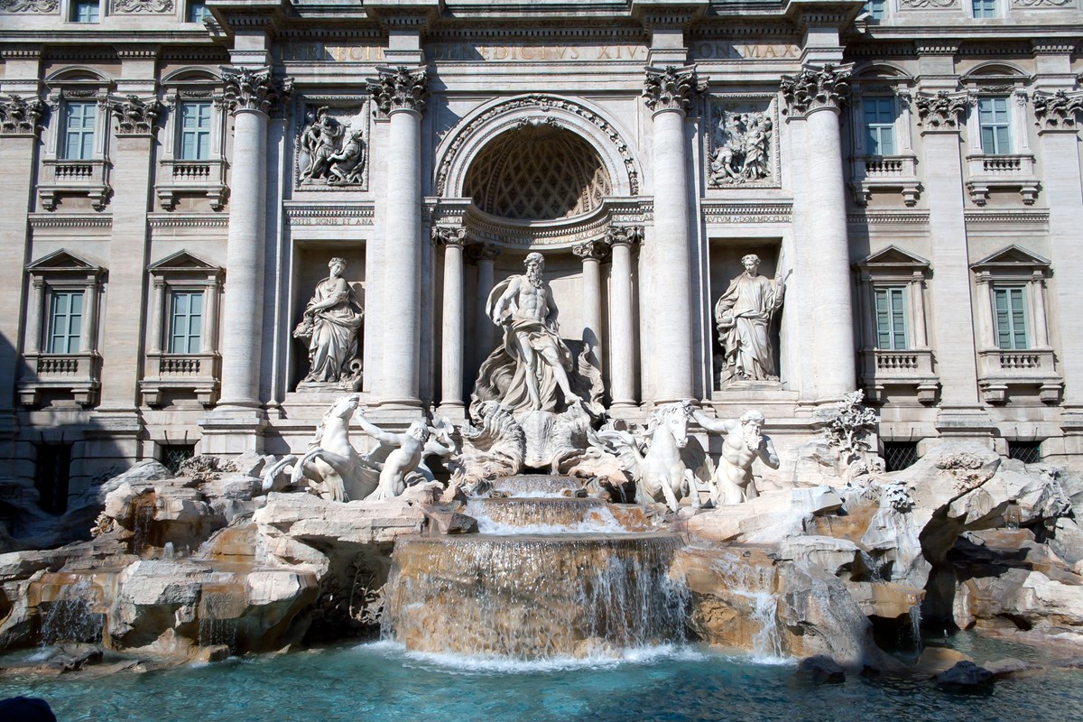 Wer baute den Trevi Brunnen?